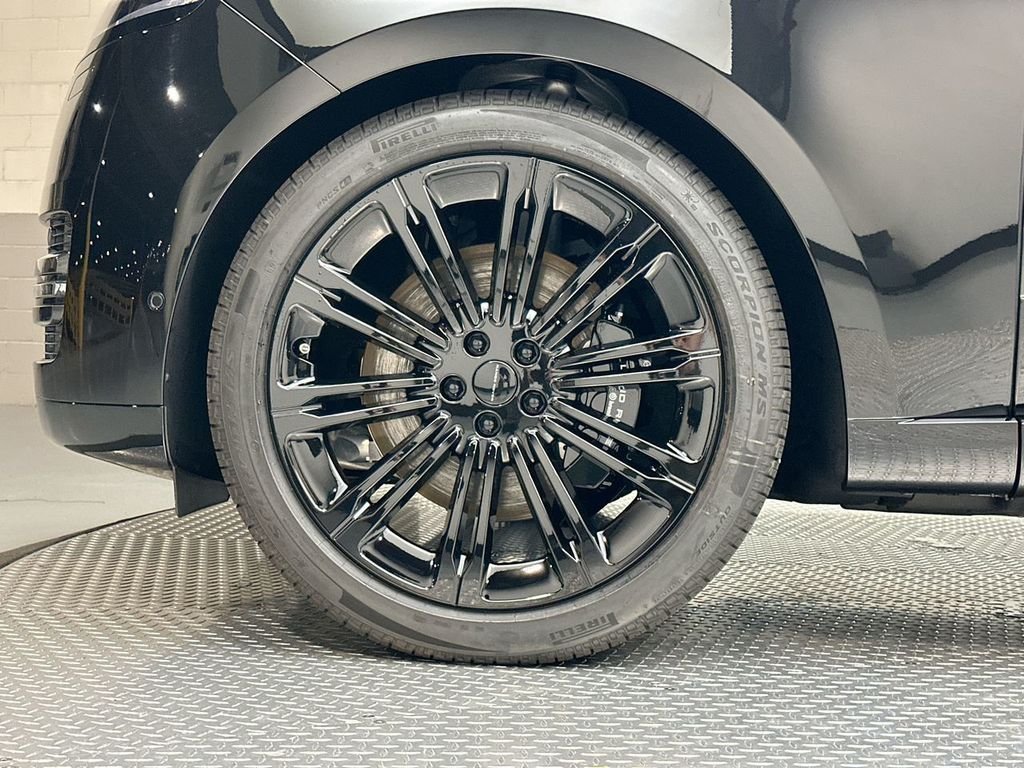 New 2026 Santorini Black Land Rover SE image 5