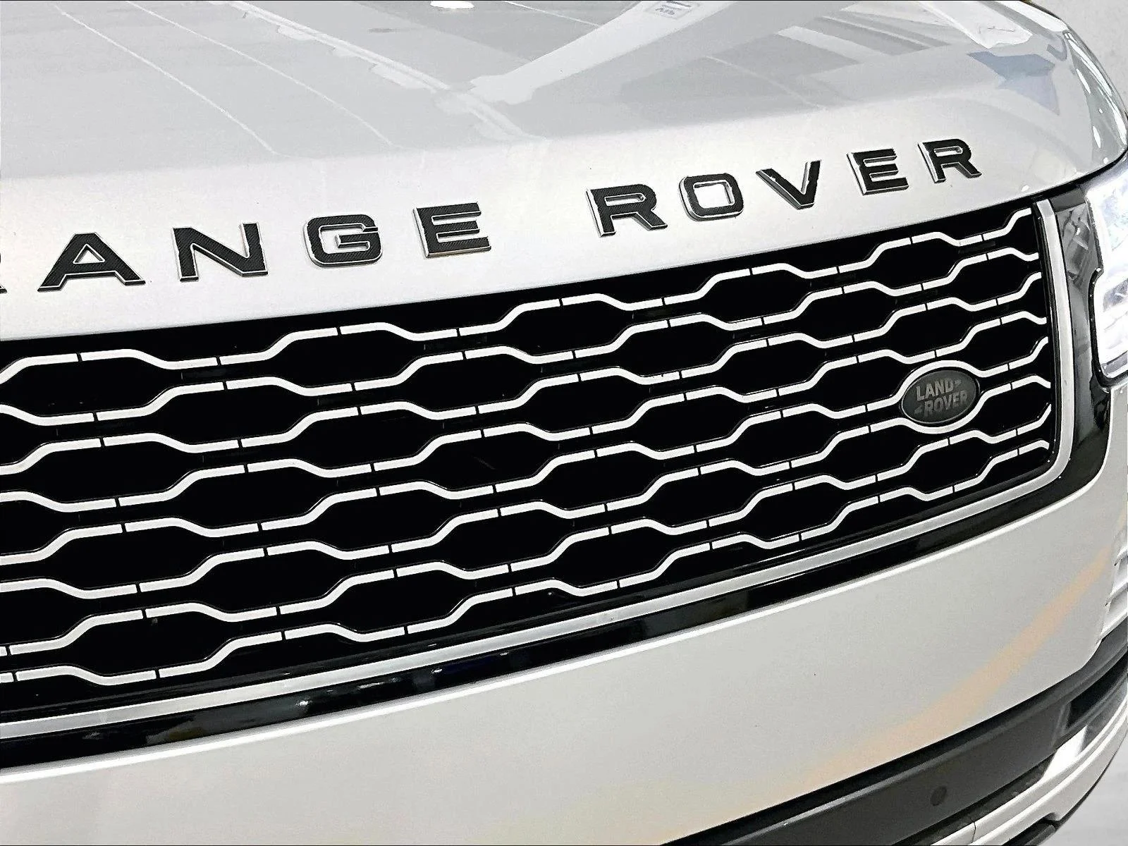 Used 2019 Indus Silver Metallic Land Rover  image 30