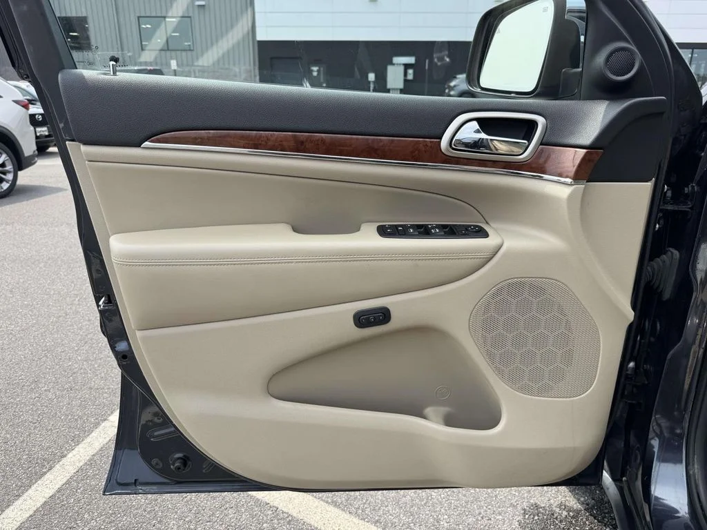 Used 2013 Gray Jeep Limited image 24