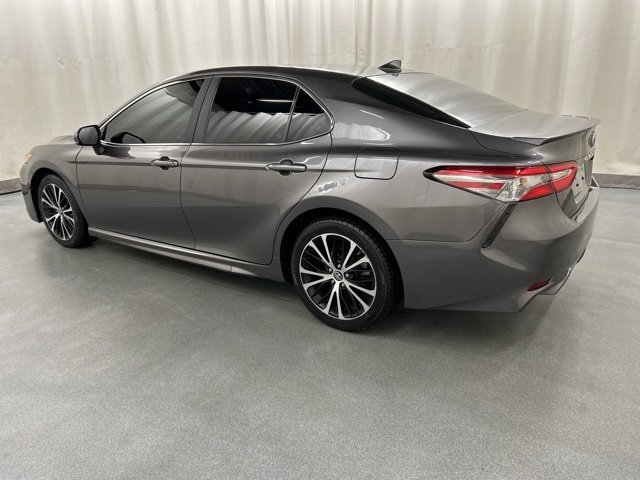 2019 Toyota Camry SE photo 3