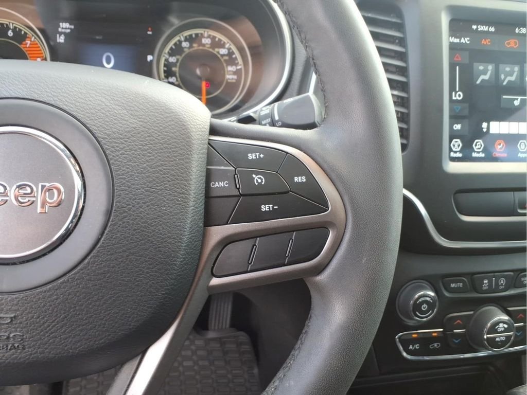 Used 2022 Black Jeep Latitude Lux image 21
