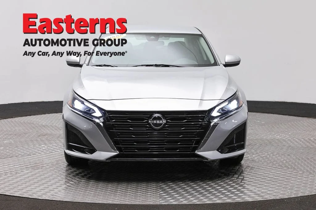 Used 2023 Silver Nissan 2.5 SV image 2