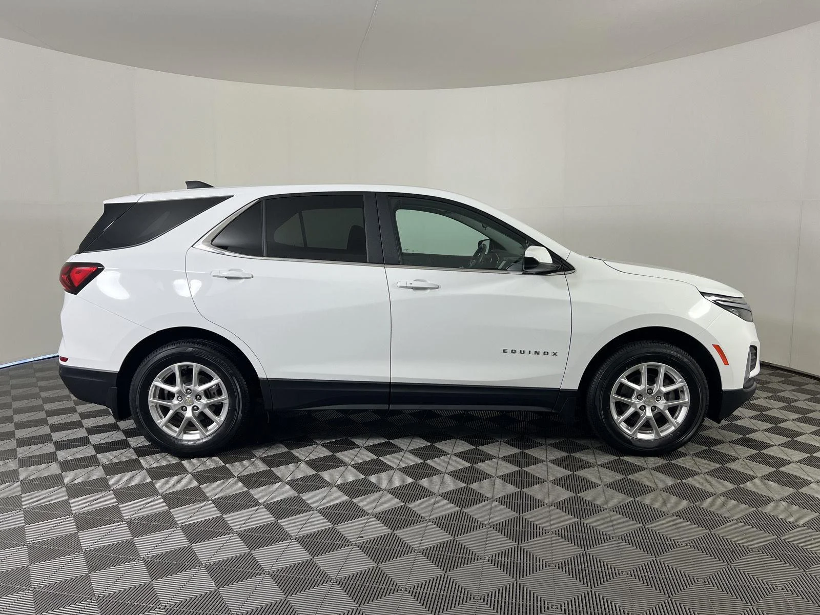 Used 2024 Summit White Chevrolet LT image 24