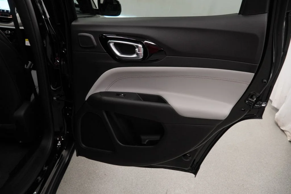New 2026 Diamond Black Crystal Pearl-Coat Exterior Paint Jeep Limited image 32