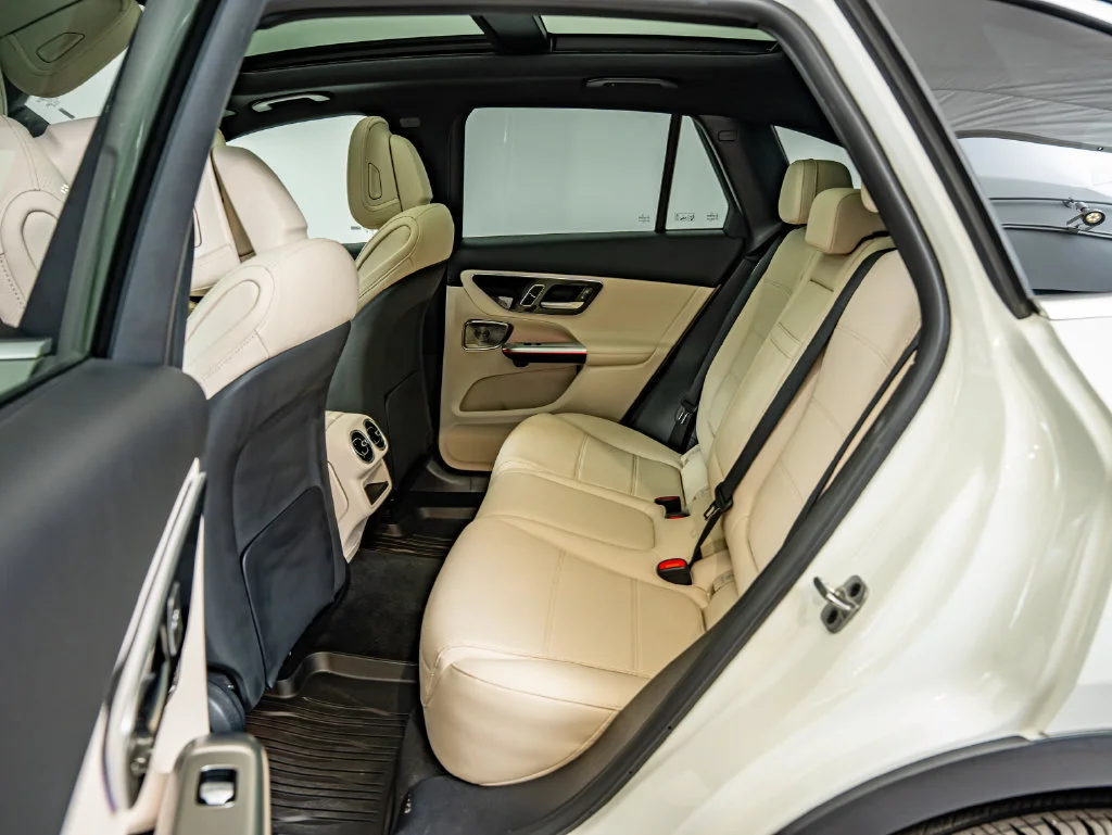 Used 2026 Polar White Mercedes-Benz GLC 300 image 34