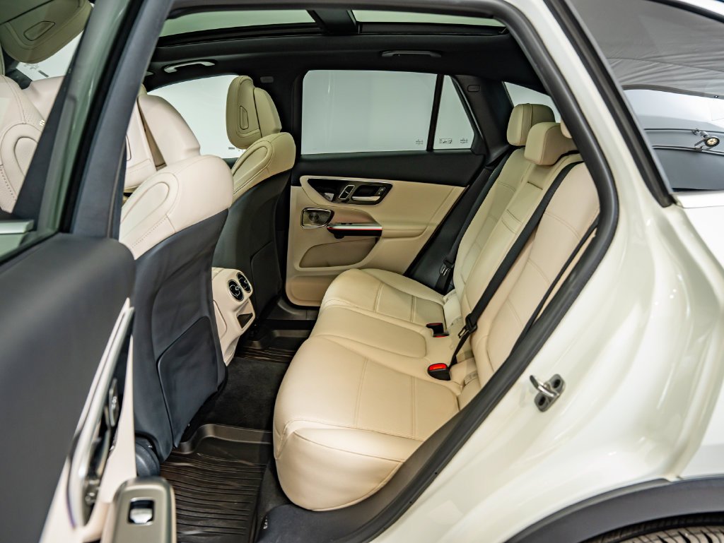 Used 2026 Polar White Mercedes-Benz GLC 300 image 34