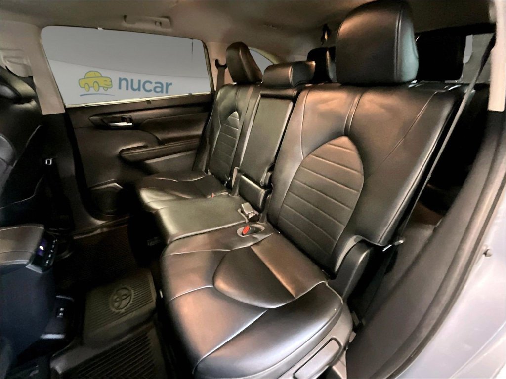 Used 2020  Toyota XLE image 15