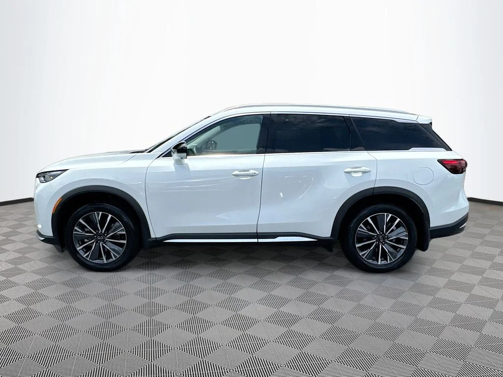 Certified Used 2026 White INFINITI LUXE image 9
