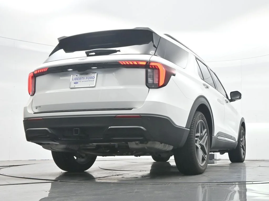 New 2026 Star White Metallic Tri-Coat Ford ST-Line image 41