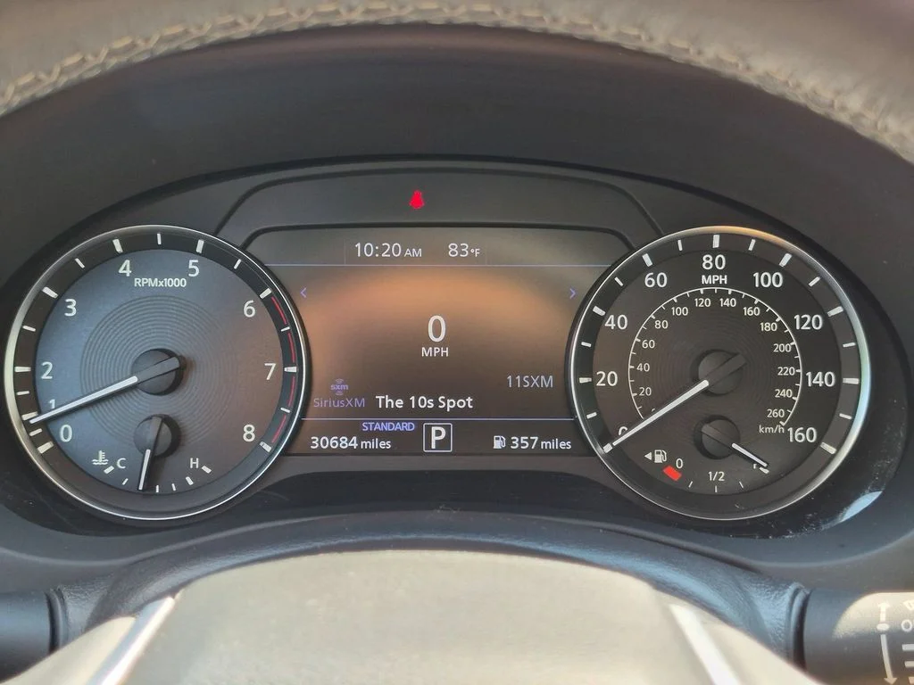 Used 2023 White INFINITI LUXE image 16