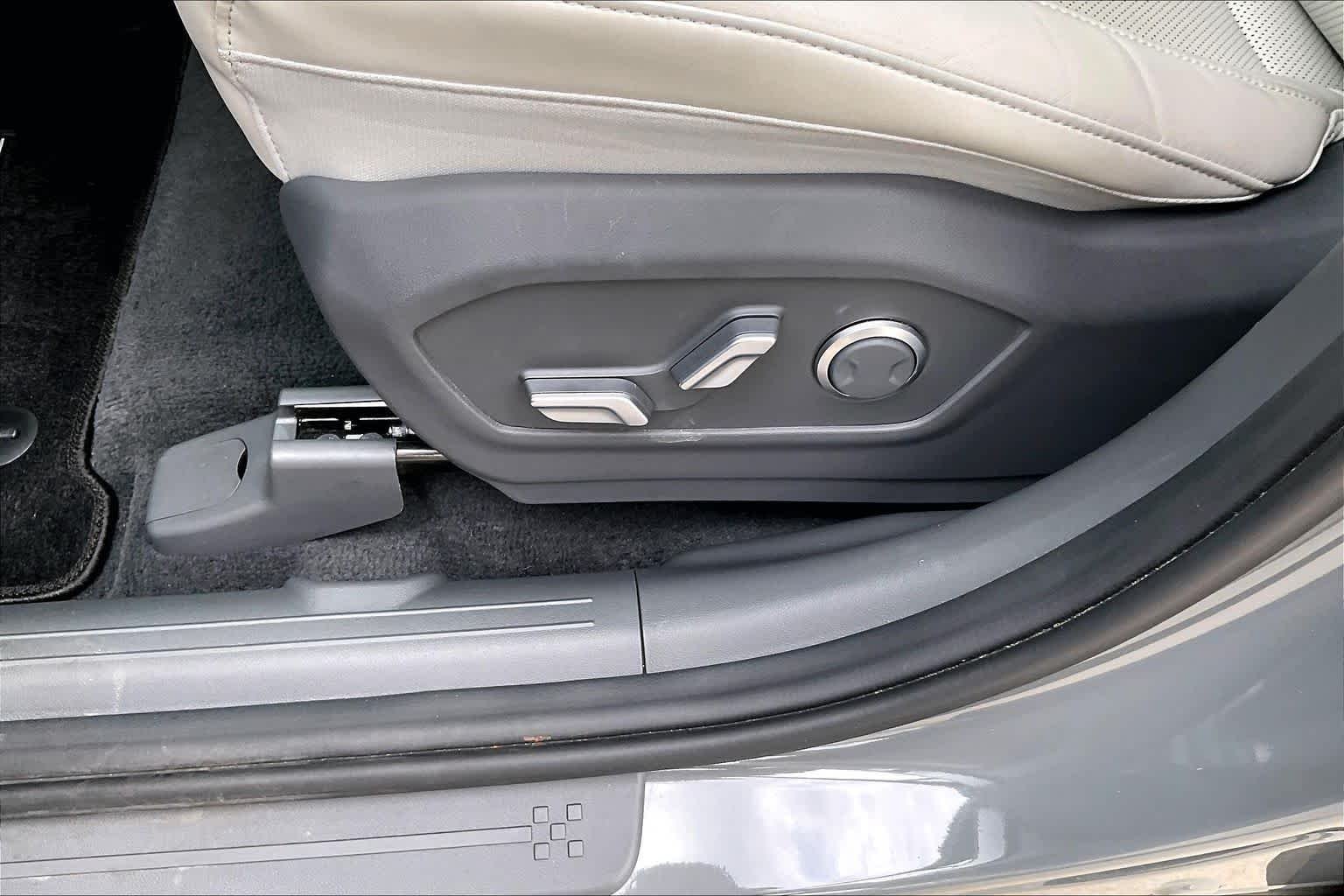 Used 2025 Hampton Gray Hyundai SEL image 30