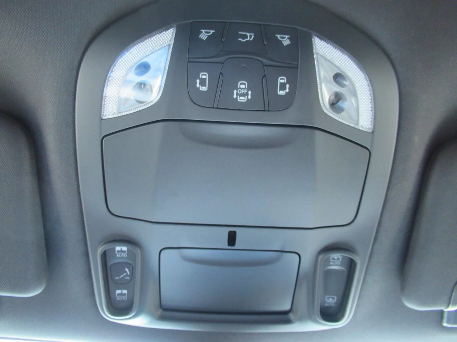 New 2027 Diamond Black Crystal Pearl-Coat Exterior Paint Chrysler Limited image 30