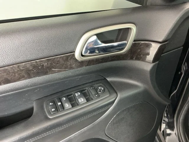 Used 2013 Brilliant Black Crystal Pearl Jeep Laredo image 13