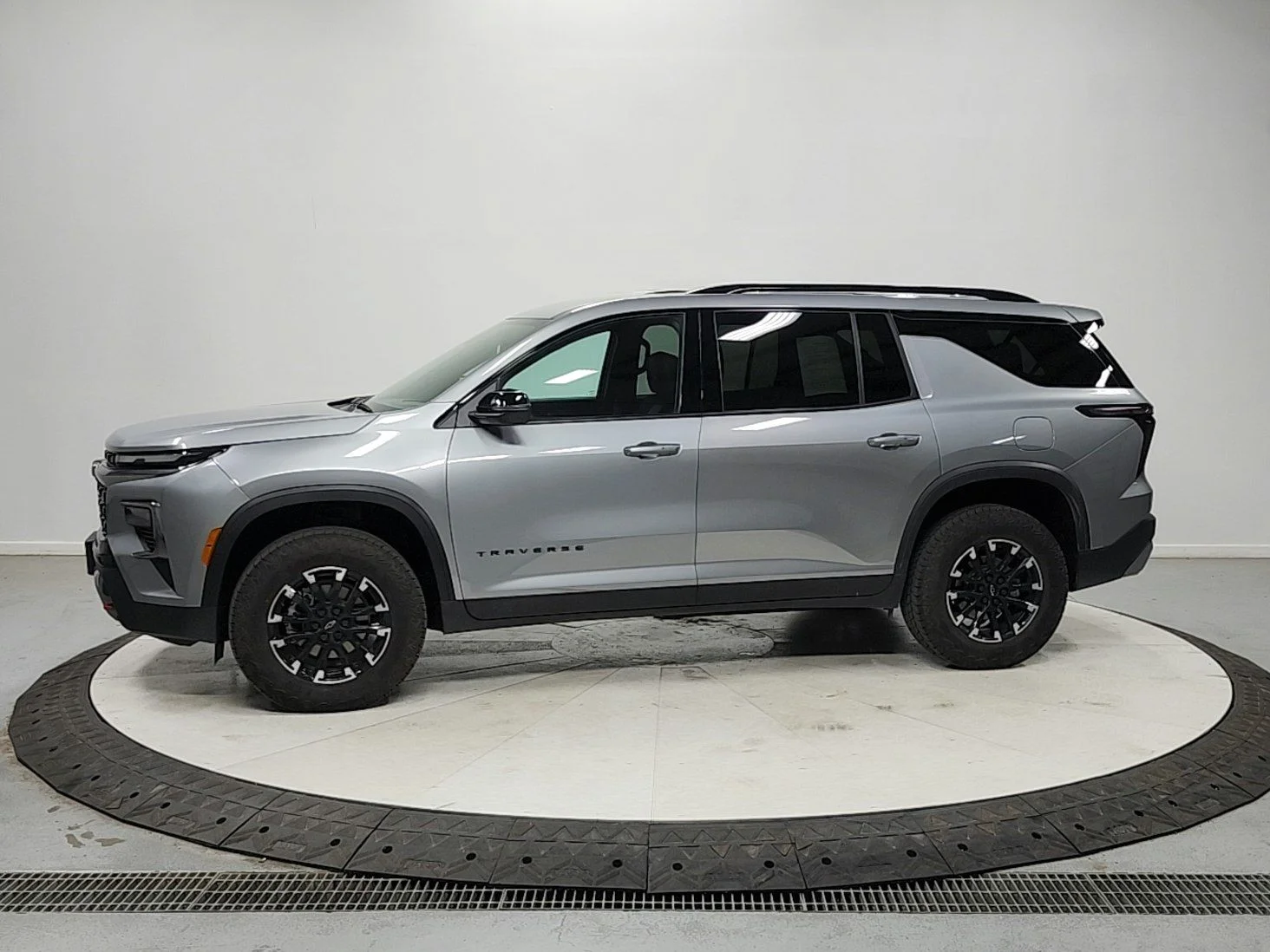 Used 2025 Gray Chevrolet Z71 image 4