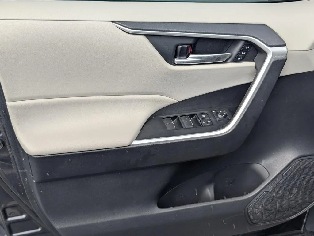 Used 2021 Magnetic Gray Met Toyota XLE Premium image 13