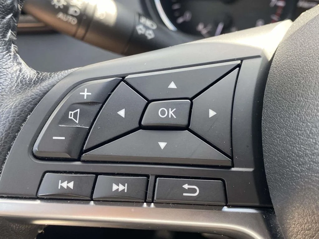 Certified Used 2022 White Nissan SV image 30