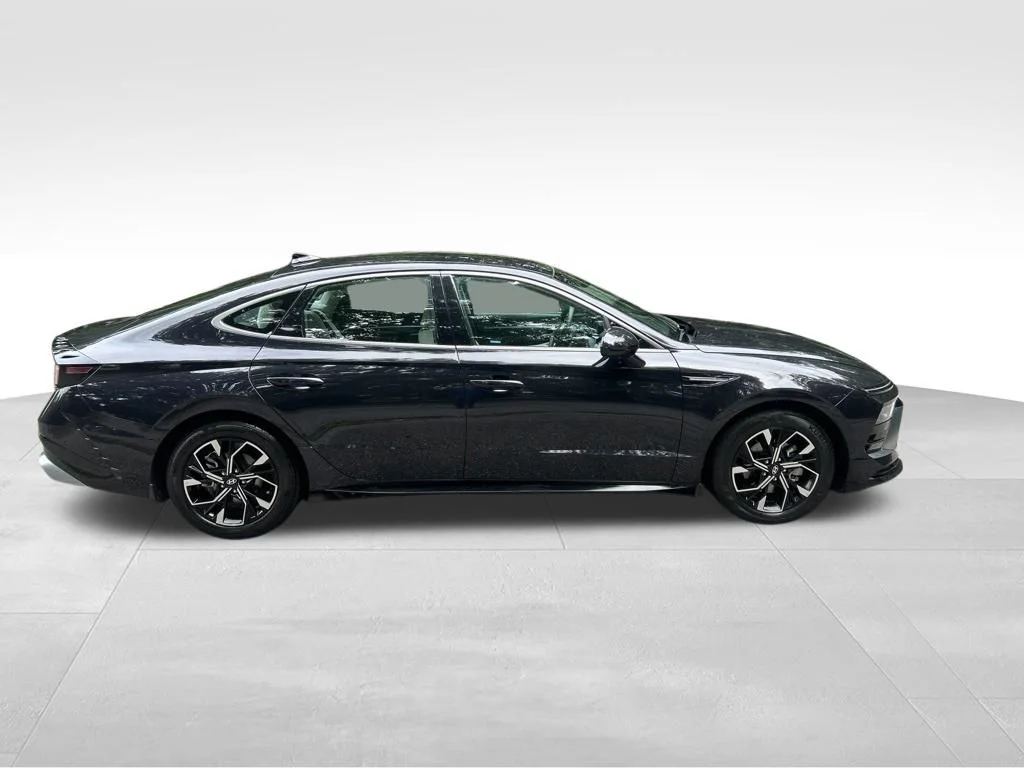 Used 2025 Blue Hyundai SEL image 7