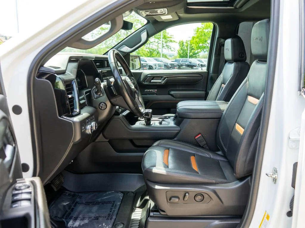 Used 2025 White GMC AT4 image 11