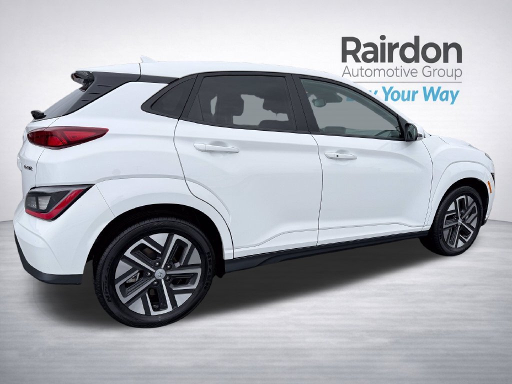 Used 2023 White Hyundai SE image 7