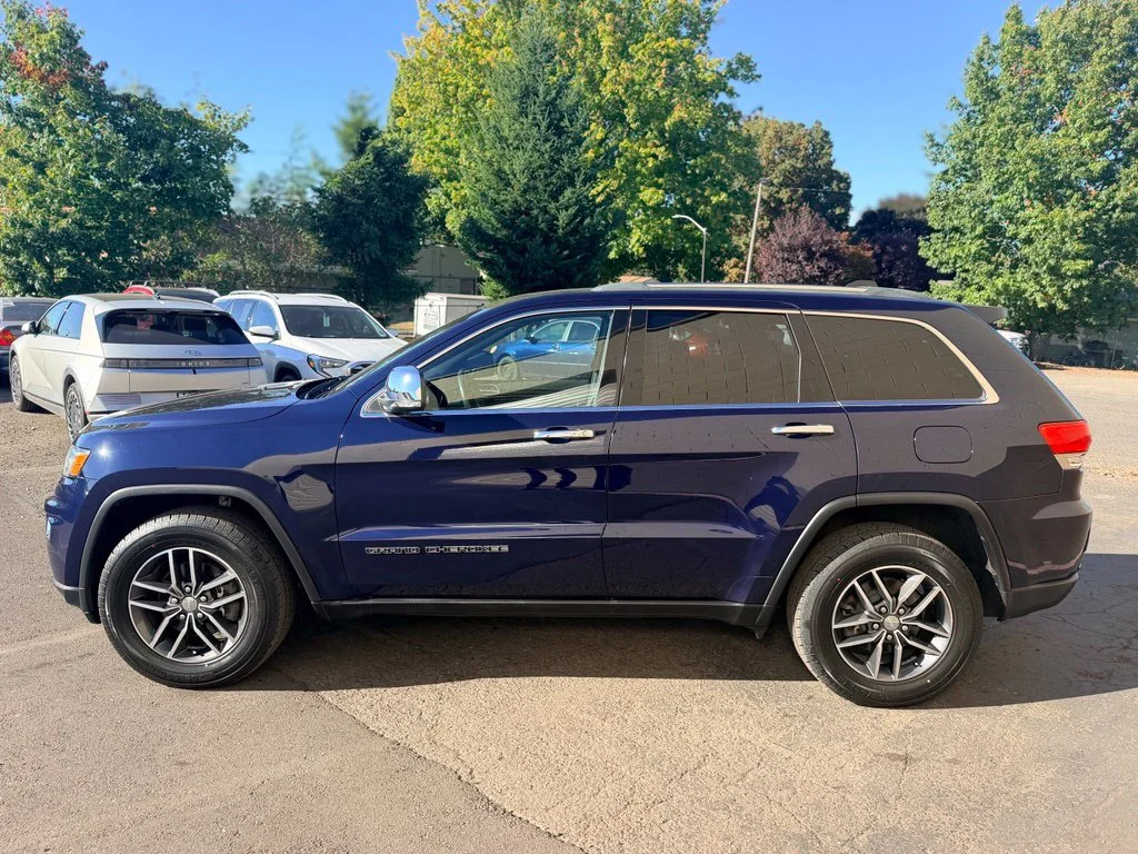 Used 2018 True Blue Pearlcoat Jeep Limited image 10