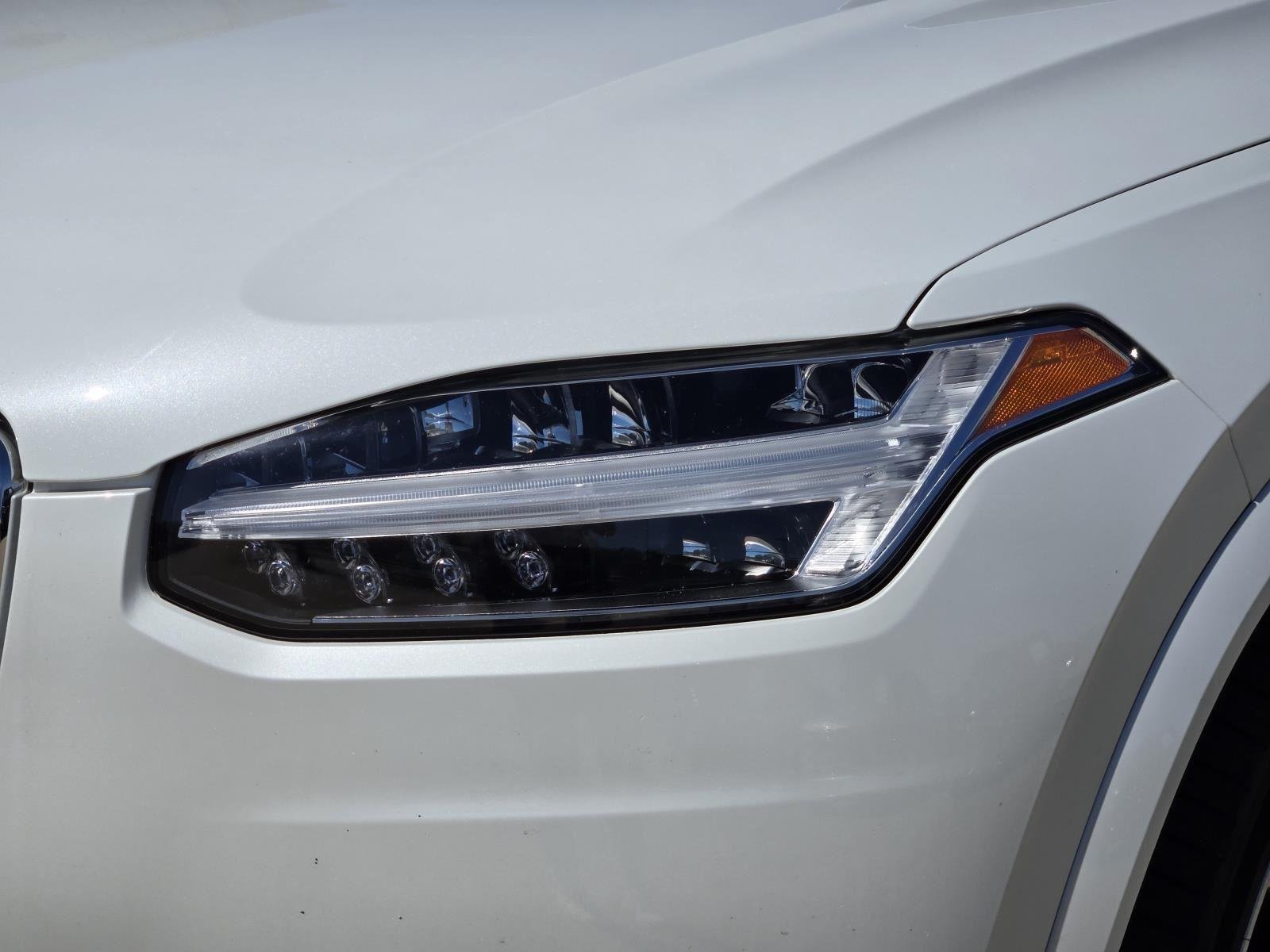 Used 2022 Crystal White Metallic Volvo Momentum image 8