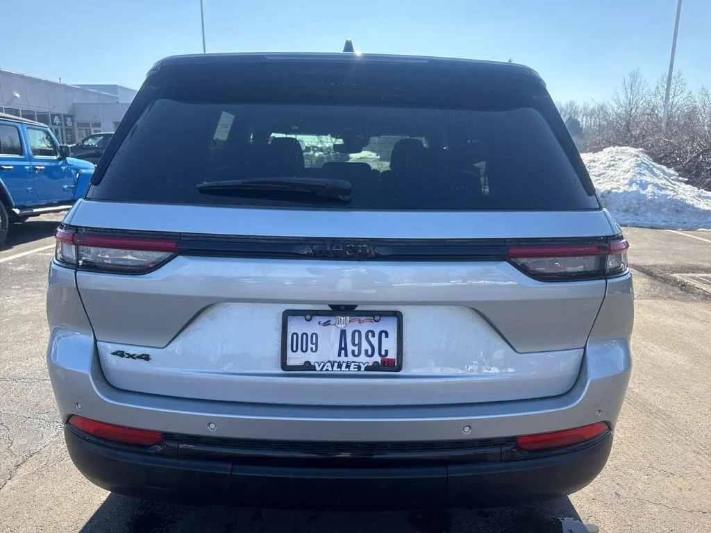 Used 2024 Silver Jeep Altitude image 10