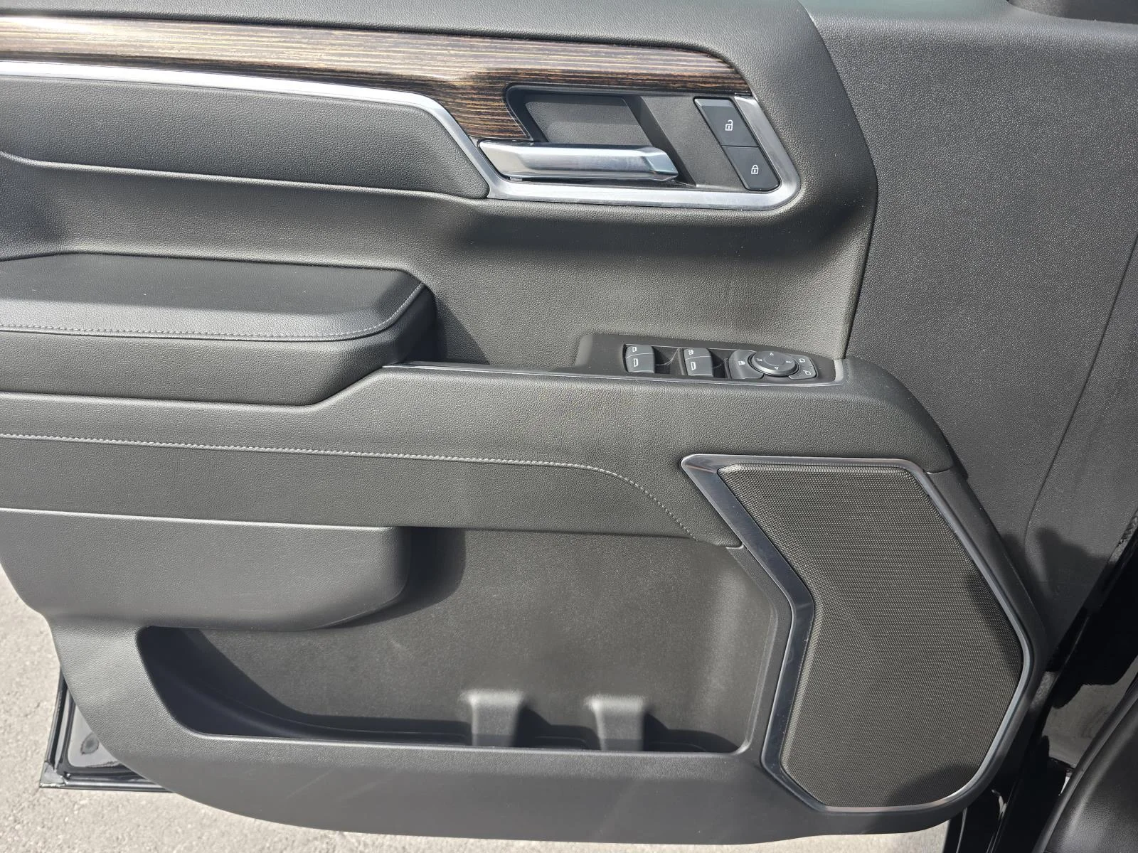Used 2024 Onyx Black GMC Elevation image 12