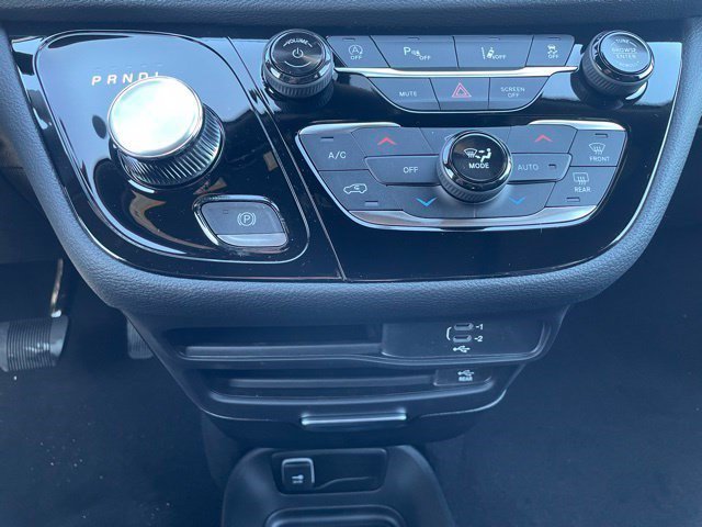 New 2026 Bright White Clearcoat Chrysler Select image 13