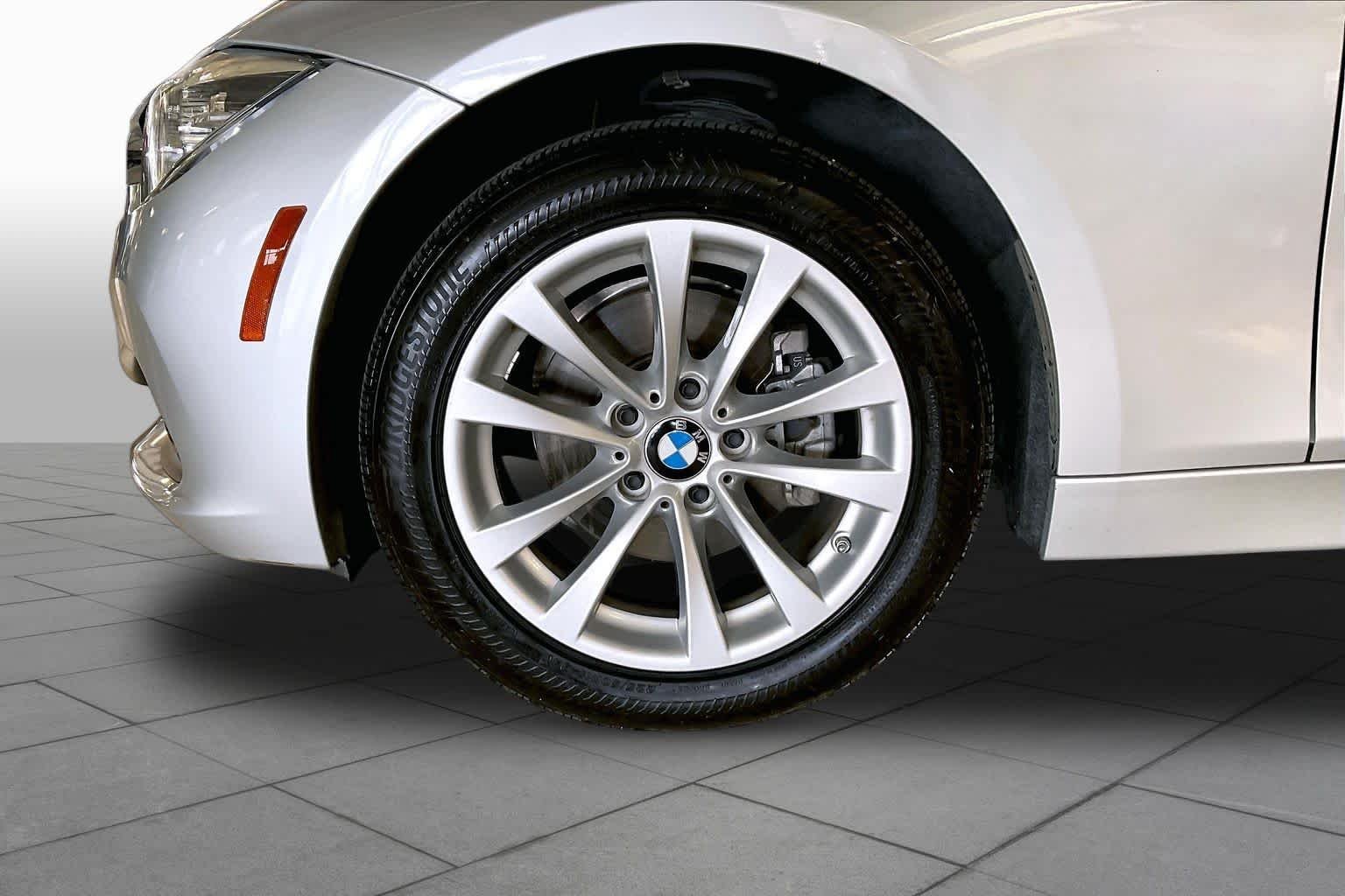Used 2018 Glacier Silver Metallic BMW 320i image 10