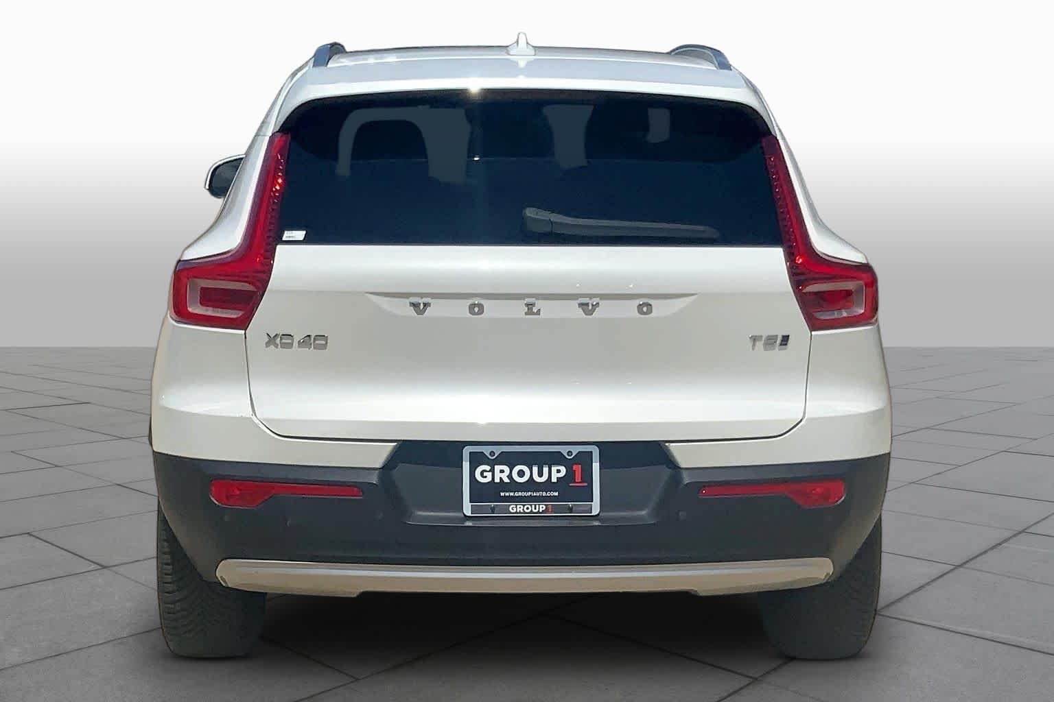 Used 2022 Crystal White Metallic Volvo Momentum image 5