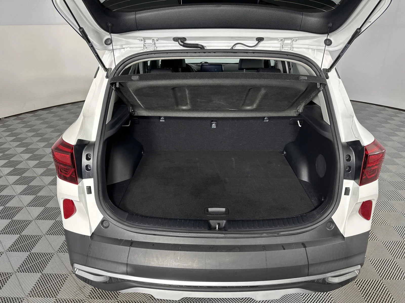 Used 2021 Snow White Pearl Kia SX Turbo image 24