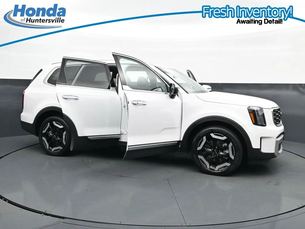 Used 2025 White Pearl Kia S image 41