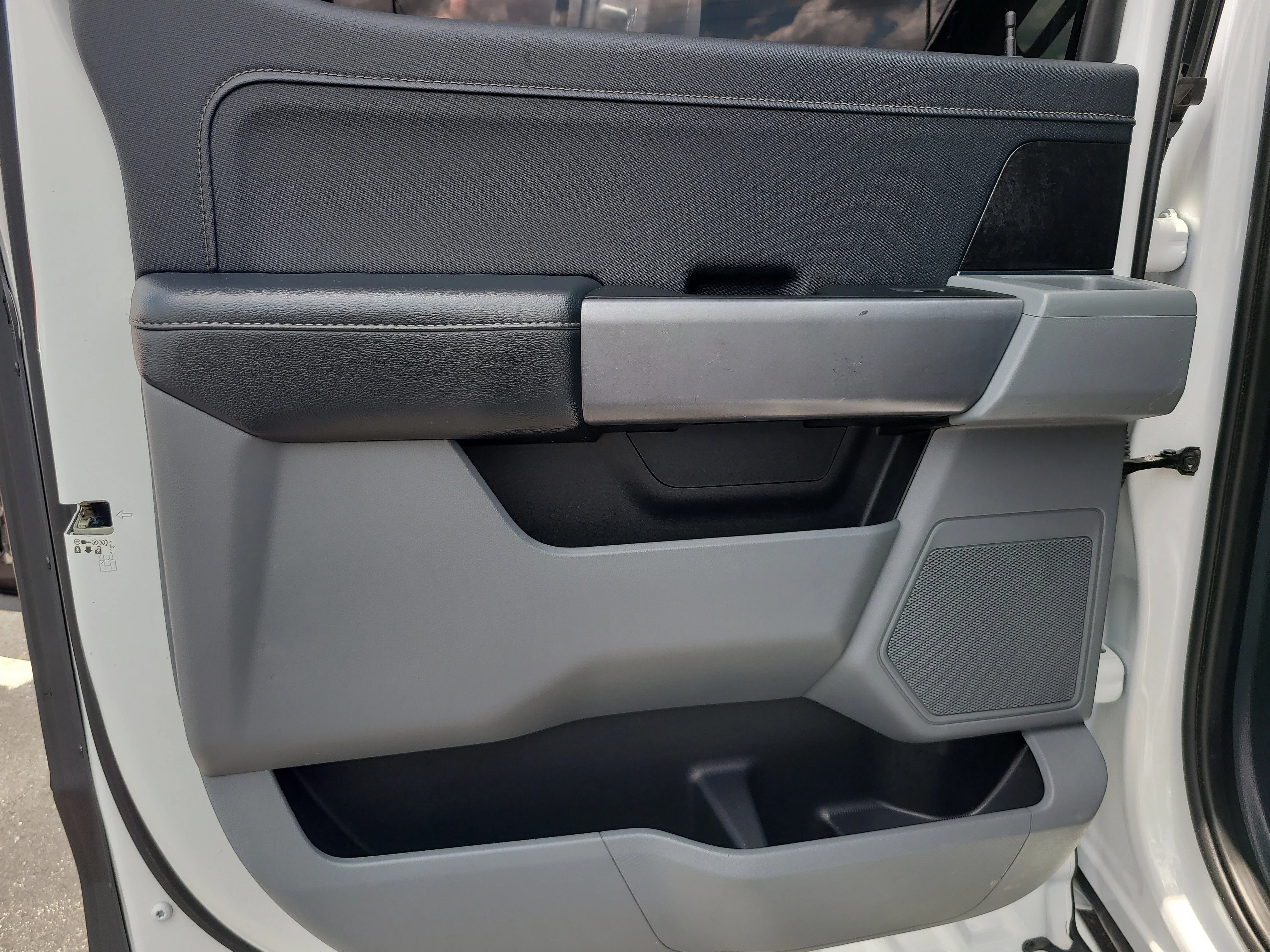 Used 2022 Oxford White Ford XLT image 11