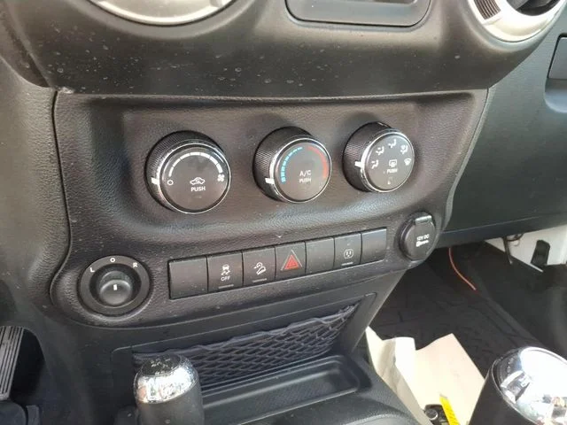 Used 2015 White Jeep Unlimited Sahara image 23