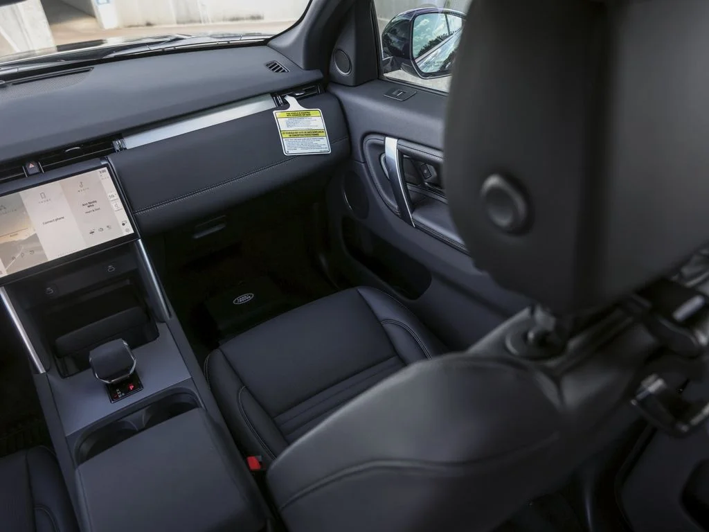 New 2025 Santorini Black Metallic Land Rover SE image 31