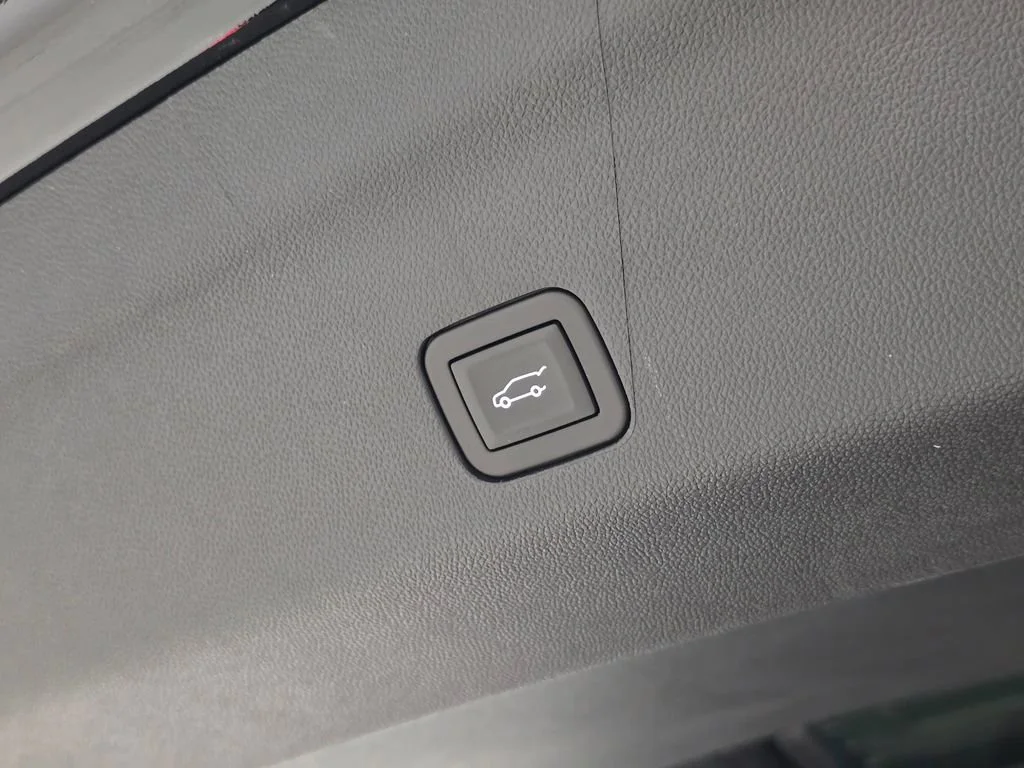 2025 Chevrolet Suburban Z71 - Photo 33