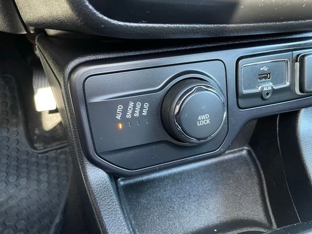 Used 2018 Jetset Blue Jeep Latitude image 20