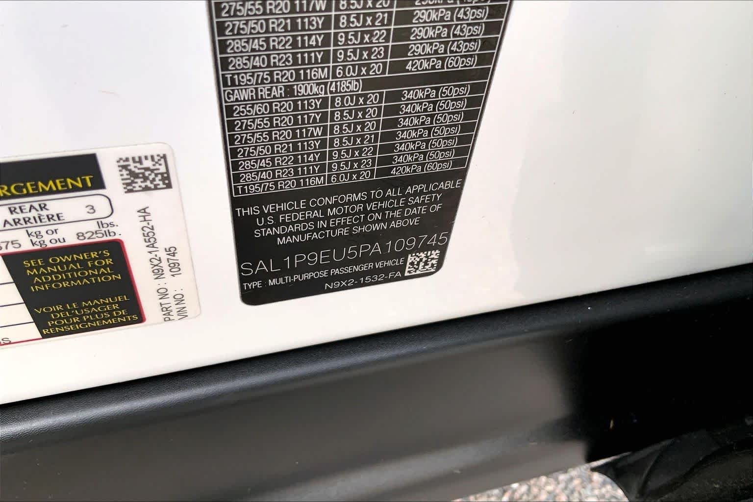 Used 2023 Fuji White Land Rover SE image 32