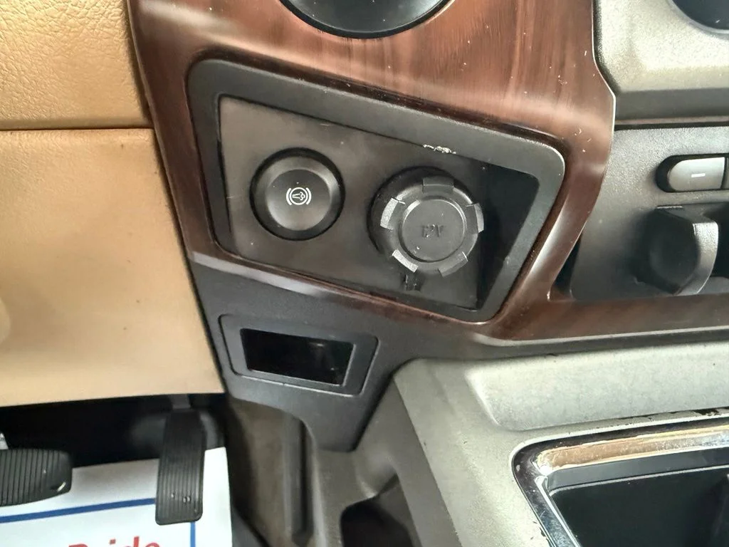Used 2016 Oxford White Ford Lariat image 34
