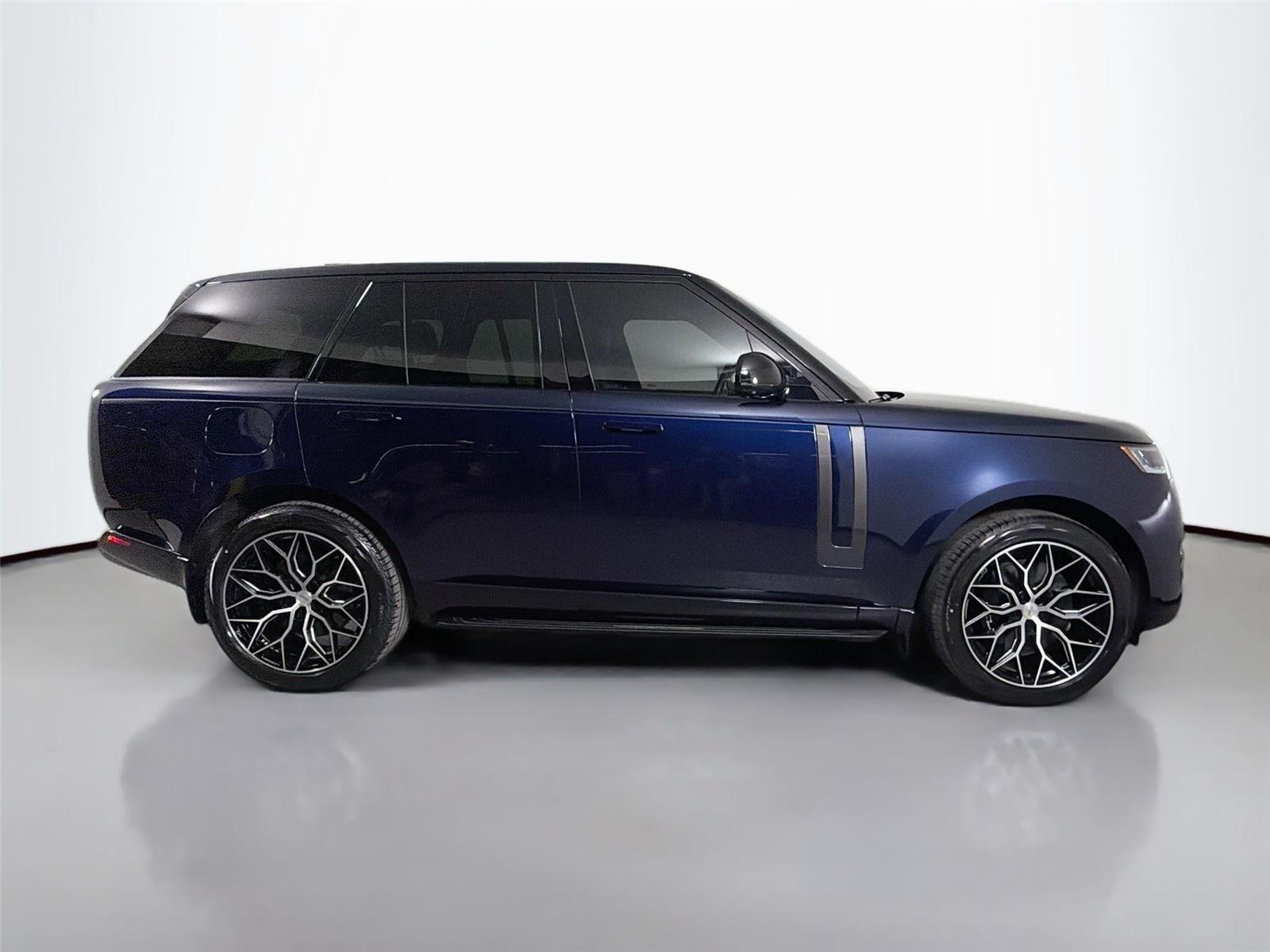 Used 2023 Portofino Blue Land Rover P530 SE V8 image 4