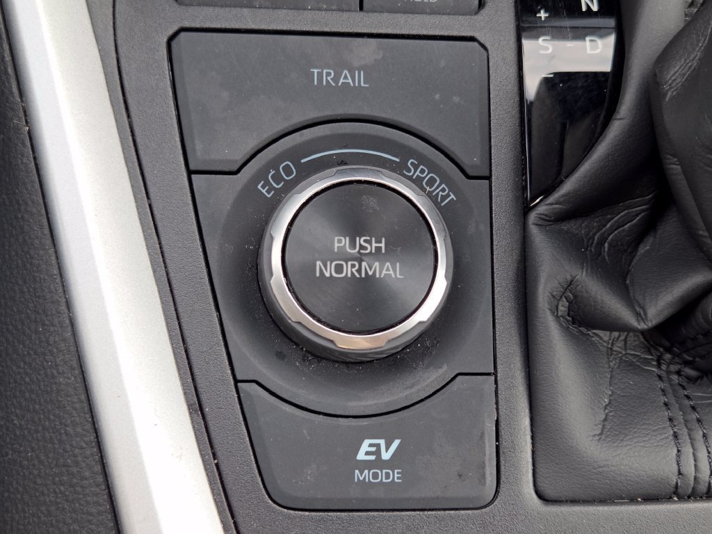 Certified Used 2025 Pearl Toyota XLE image 9