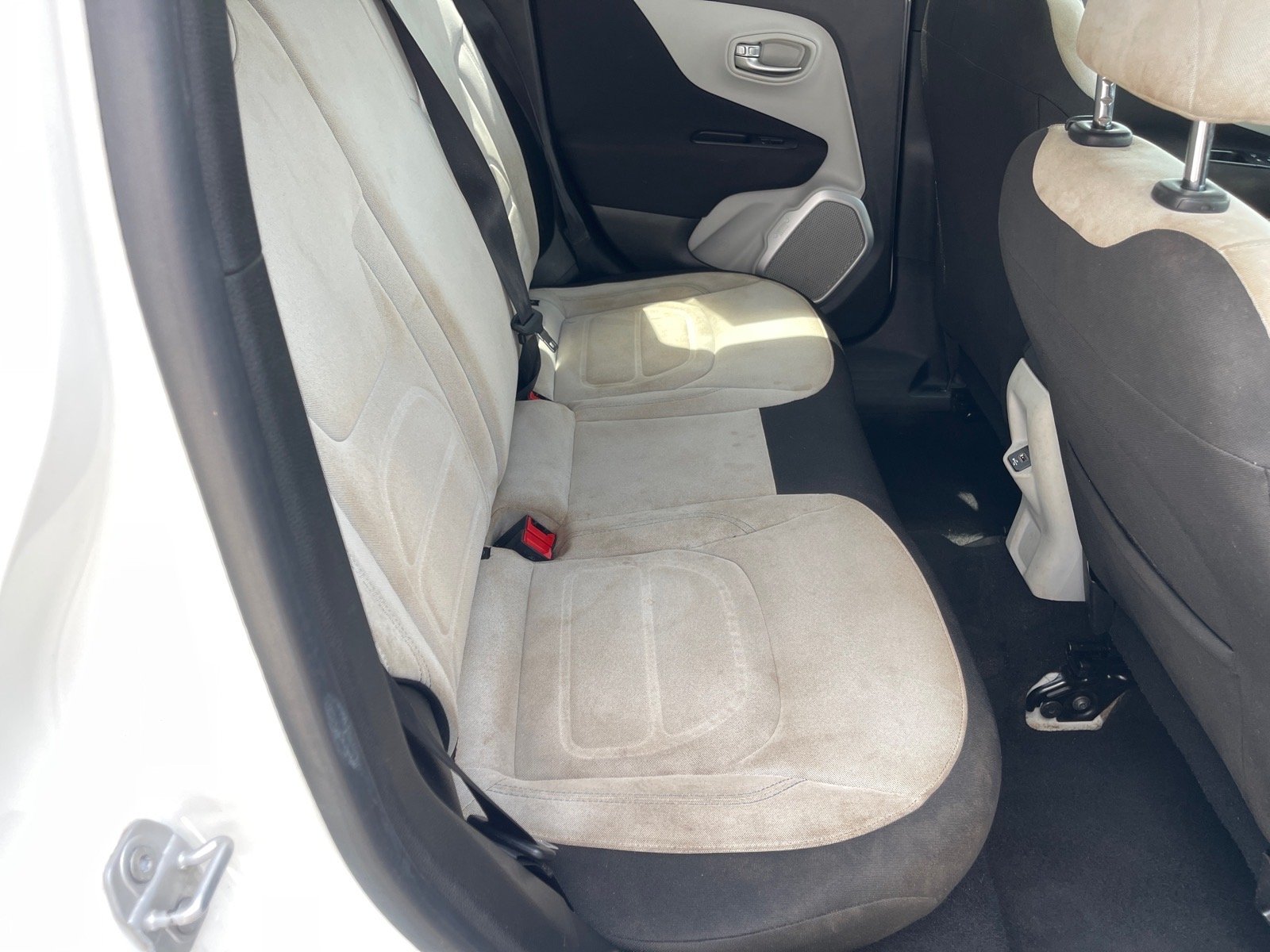 Used 2018 Alpine White Jeep Latitude image 16