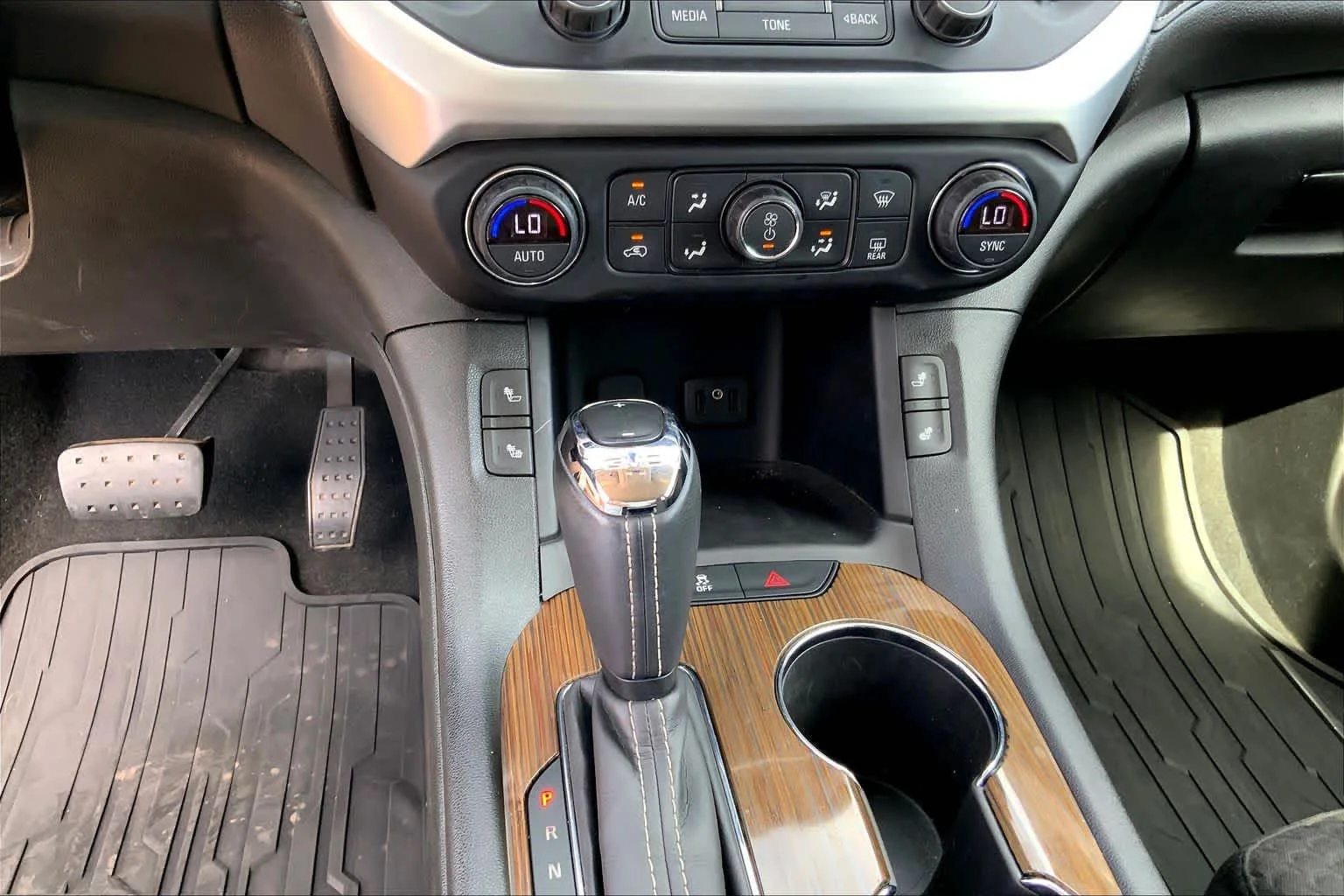 Used 2019 BLUE STEEL METALLIC GMC SLE image 32