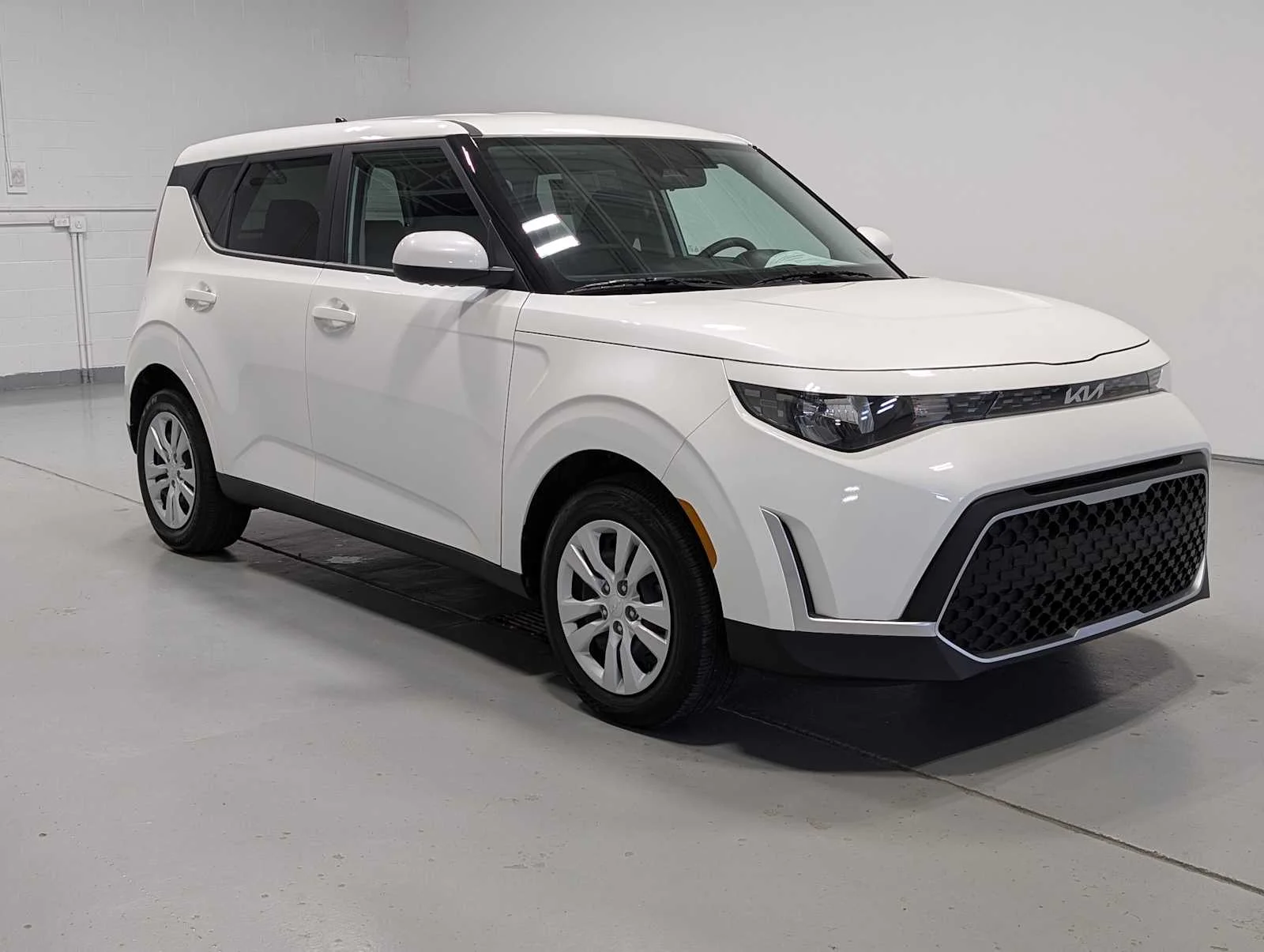 Certified Used 2025 Snow White Pearl Kia LX image 6