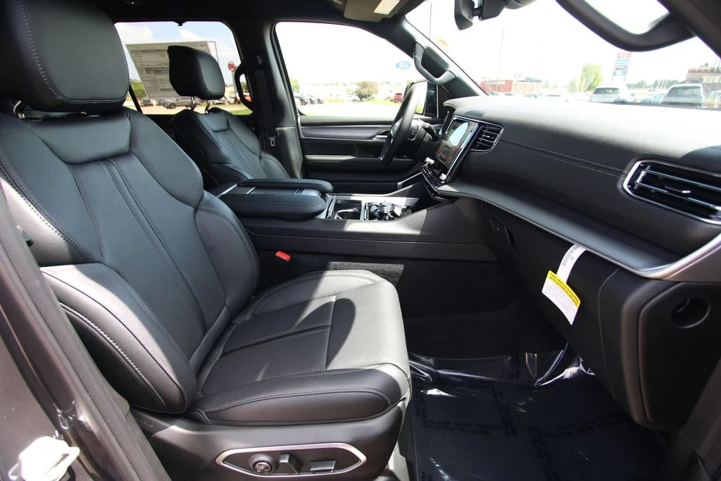New 2026 Baltic-Gray Metallic Clear-Coat Exterior Paint Jeep Limited Altitude image 8