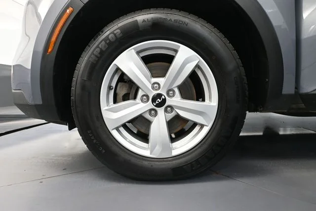 2023 Kia Sorento LX - Photo 16