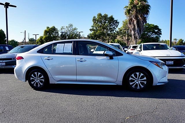 Used 2022 Silver Toyota LE image 6