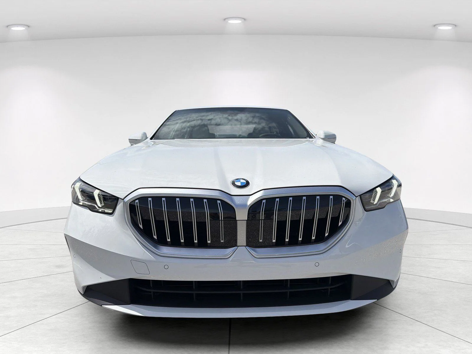 New 2027 Alpine White BMW 530i xDrive image 2