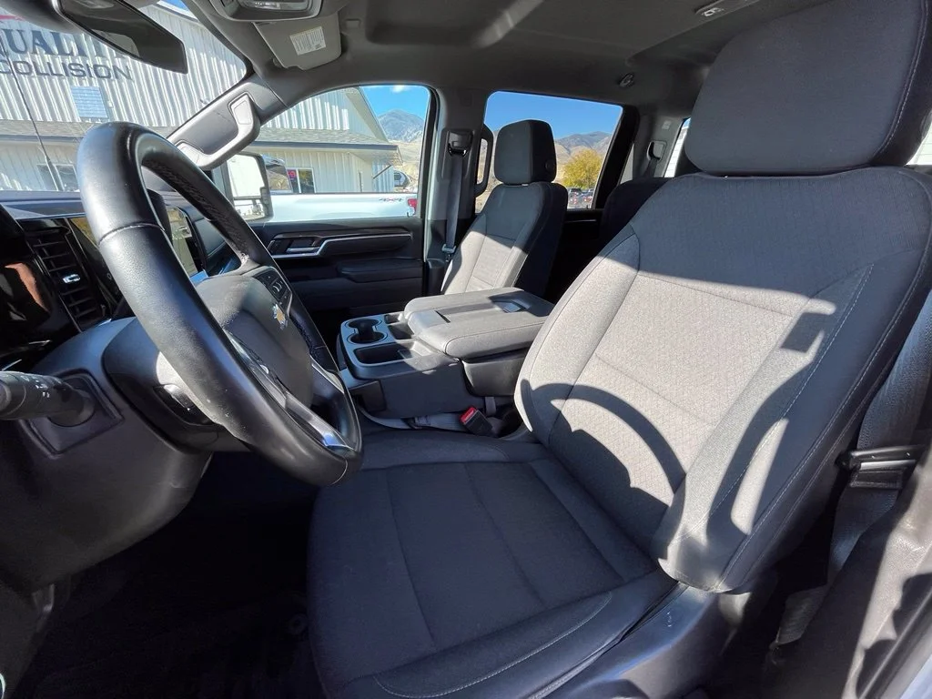 Used 2025 Summit White Chevrolet LT image 9