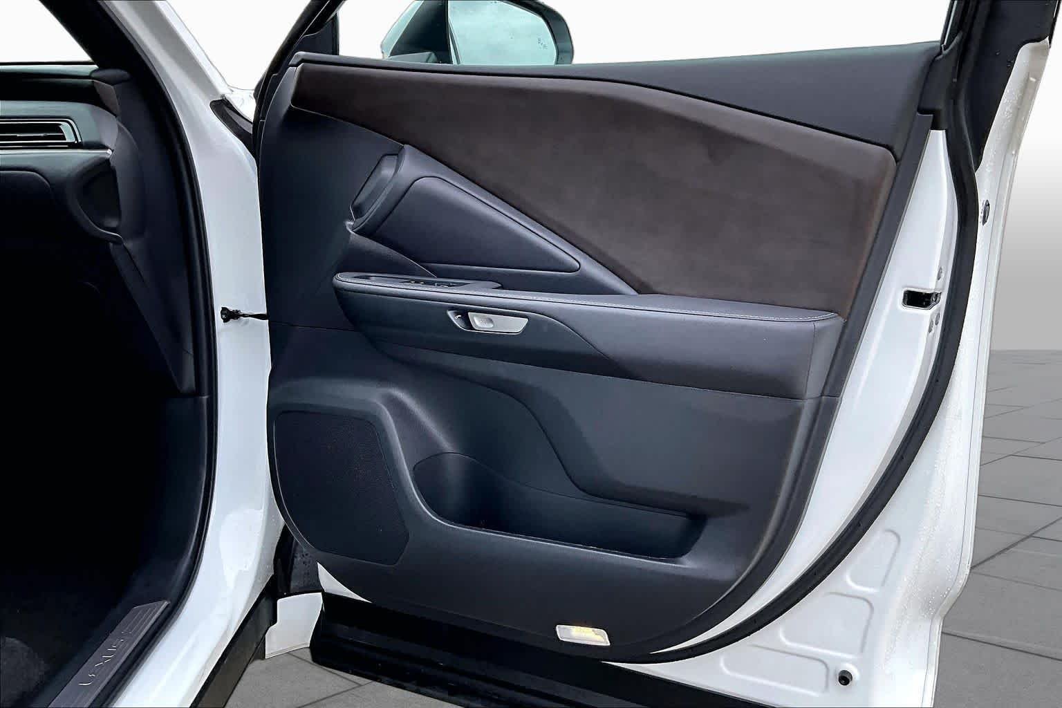 Used 2025 Wind Chill Pearl Lexus Premium image 23